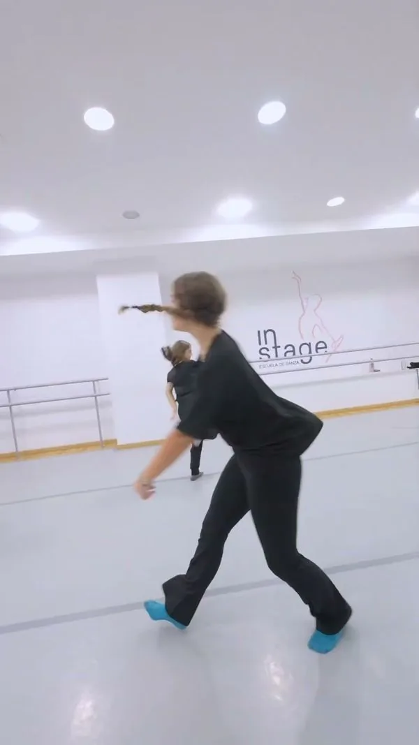 Trabajo de suelo en la clase de contemporáneo de adultos de In Stage