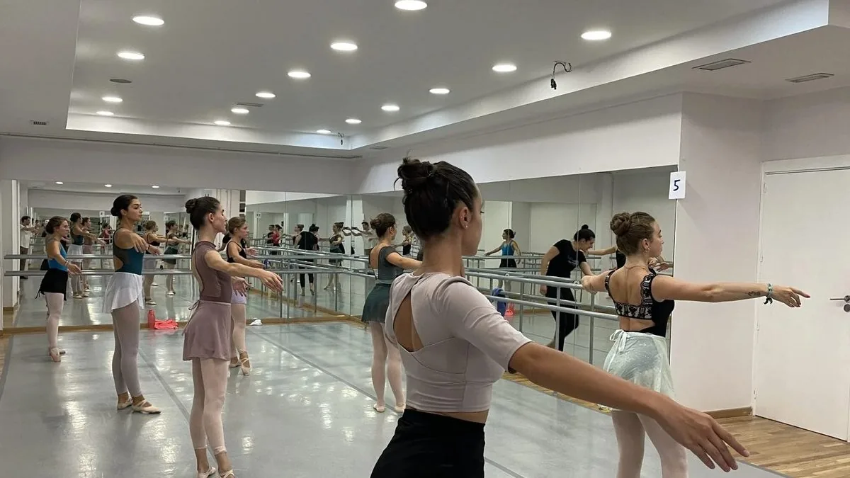 Clase de ballet para adultas en la sala grande de In Stage, con alumnas en el centro y otras junto a la barra