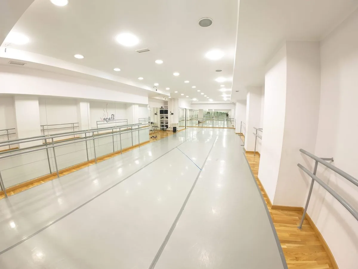 Sala de baile amplia con espejos y barras en alquiler en In Stage, Madrid